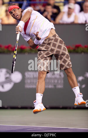 Rafael Nadal (ESP) servi contre Tomas Berdych (CZE) à la BNP Paribas Open 2010 tenue à l'Indian Wells Tennis Garden à Indian Wells, en Californie. No 3 No 19 semences Semences Nadal bat Berdych 6-4, 7-6(4) (Crédit Image : © Gerry Maceda/ZUMApress.com) Southcreek/mondial Banque D'Images