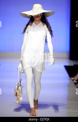 Sac à main designer Harl Taylor des Bahamas a montré ses créations à l'îles du monde Fashion Show dans le cadre de la Semaine de la mode El Paseo tenue à El Paseo à Palm Desert, Californie. (Crédit Image : © Gerry Maceda/ZUMApress.com) Southcreek/mondial Banque D'Images