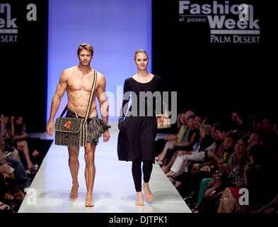 Sac à main designer Harl Taylor des Bahamas a montré ses créations à l'îles du monde Fashion Show dans le cadre de la Semaine de la mode El Paseo tenue à El Paseo à Palm Desert, Californie. (Crédit Image : © Gerry Maceda/ZUMApress.com) Southcreek/mondial Banque D'Images