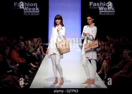 Sac à main designer Harl Taylor des Bahamas a montré ses créations à l'îles du monde Fashion Show dans le cadre de la Semaine de la mode El Paseo tenue à El Paseo à Palm Desert, Californie. (Crédit Image : © Gerry Maceda/ZUMApress.com) Southcreek/mondial Banque D'Images