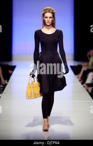 Sac à main designer Harl Taylor des Bahamas a montré ses créations à l'îles du monde Fashion Show dans le cadre de la Semaine de la mode El Paseo tenue à El Paseo à Palm Desert, Californie. (Crédit Image : © Gerry Maceda/ZUMApress.com) Southcreek/mondial Banque D'Images