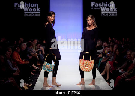 Sac à main designer Harl Taylor des Bahamas a montré ses créations à l'îles du monde Fashion Show dans le cadre de la Semaine de la mode El Paseo tenue à El Paseo à Palm Desert, Californie. (Crédit Image : © Gerry Maceda/ZUMApress.com) Southcreek/mondial Banque D'Images