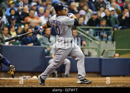 Colorado Rockies catcher Chris Iannetta (20) pour les retirer pendant le jeu entre les Rockies du Colorado et les Brewers de Milwaukee au Miller Park de Milwaukee. Les Brasseurs a gagné 7-5. (Crédit Image : © John Rowland/ZUMApress.com) Southcreek/mondial Banque D'Images