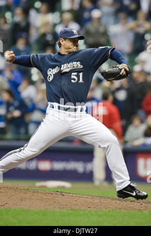 L'allégement des Milwaukee Brewers pitcher Trevor Hoffman (51) obtient l'enregistrer pendant le jeu entre les Rockies du Colorado et les Brewers de Milwaukee au Miller Park de Milwaukee. Les Brasseurs a gagné 7-5. (Crédit Image : © John Rowland/ZUMApress.com) Southcreek/mondial Banque D'Images