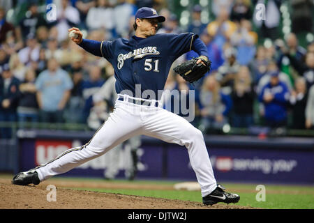 L'allégement des Milwaukee Brewers pitcher Trevor Hoffman (51) throws pendant le jeu entre les Rockies du Colorado et les Brewers de Milwaukee au Miller Park de Milwaukee. Les brasseurs, défait les Rocheuses 7-5. (Crédit Image : © John Rowland/ZUMApress.com) Southcreek/mondial Banque D'Images