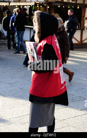 Gros problème vendeur Centre-ville en hiver, Nottingham, Angleterre, Royaume-Uni. Banque D'Images