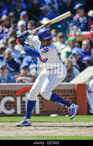 Le voltigeur des Chicago Cubs Alfonso Soriano (12) les chauves-souris pendant le jeu entre les Astros de Houston et les Cubs de Chicago au Wrigley Field de Chicago, Illinois. (Crédit Image : © John Rowland/ZUMApress.com) Southcreek/mondial Banque D'Images