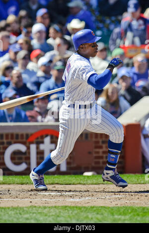 Le voltigeur des Chicago Cubs Alfonso Soriano (12) au bâton pendant le jeu entre les Astros de Houston et les Cubs de Chicago au Wrigley Field de Chicago, Illinois. (Crédit Image : © John Rowland/ZUMApress.com) Southcreek/mondial Banque D'Images