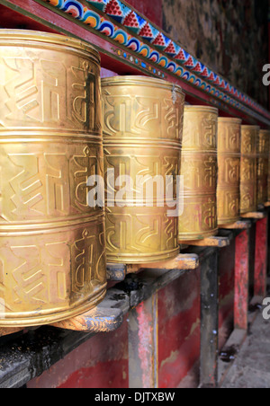 Roues de prière, monastère de Sakya, Préfecture de Shigatsé, Tibet, Chine Banque D'Images
