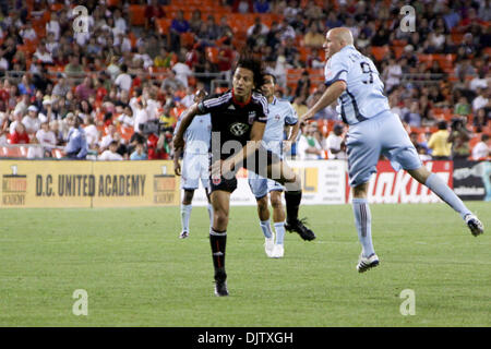 Colorado Rapids avant Conor Casey (# 9) va jusqu'à l'encontre de DC United defender Juan Manuel Pena (# 3) lors du match au Stade RFK dans DC. Colorado a gagné 1-0. (Crédit Image : © Kate McGovern/global/ZUMApress.com) Southcreek Banque D'Images