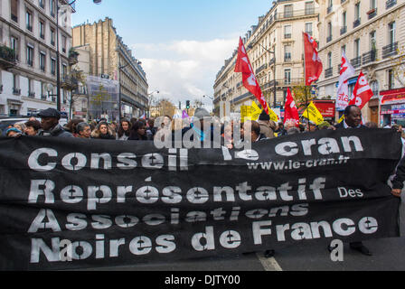 Paris, France. Organisation noire française le Cran, marchant dans la rue démonstration, marchant contre le racisme, et l'extrême droite, les manifestants bannières, communauté Banque D'Images