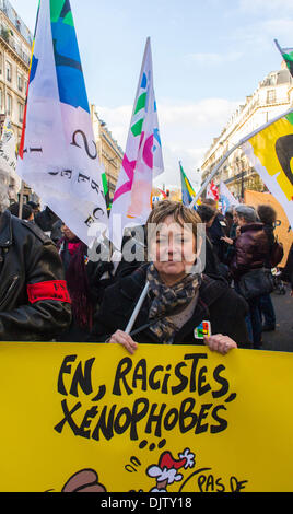 Paris, France. Manifestation française, Marche contre le racisme et l'extrême droite, bannières des manifestants, femme tenant une bannière de protestation Banque D'Images