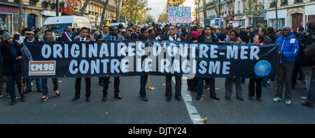 Paris, France. Le groupe des Territoires d'outre-mer défilant dans la manifestation de rue, Marche contre le racisme et l'extrême droite, bannières de manifestants, grande foule multiculturelle, citoyens de groupes intégrés et multiraciaux Banque D'Images