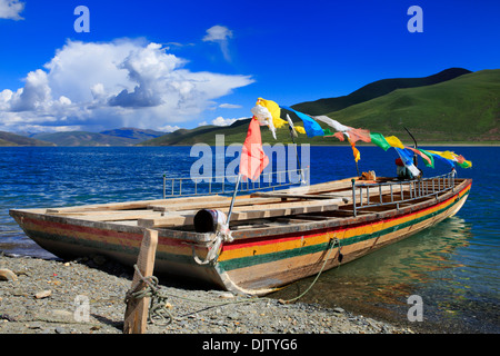 Le lac Yamdrok Yumtso Yamdrok (, Yamzho Yumco), Shannan Préfecture, Tibet, Chine Banque D'Images