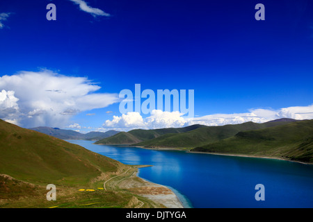 Le lac Yamdrok Yumtso Yamdrok (, Yamzho Yumco), Shannan Préfecture, Tibet, Chine Banque D'Images