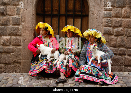 Les femmes quechua en vêtements traditionnels à Calle Loreto, Cuzco, Pérou. Banque D'Images