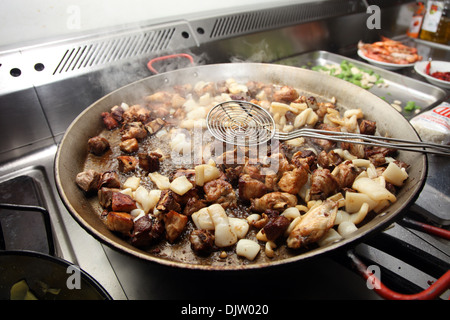 La cuisson de la paella dans les cuisines de Bodegas Campo Viejo winery La Rioja Espagne Banque D'Images