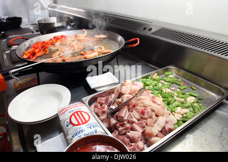 La cuisson de la paella dans les cuisines de Bodegas Campo Viejo winery La Rioja Espagne Banque D'Images