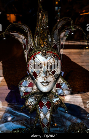 Damier traditionnel vénitien masque de carnaval bouffon, Veneto, Italie. Banque D'Images