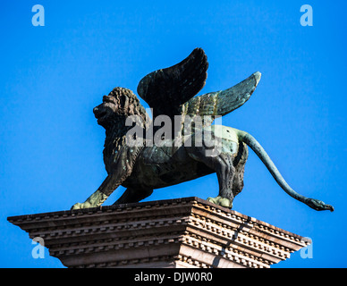 Le Lion de Venise, sculpture bronze lion ailé au sommet d'une colonne, la Place Saint-Marc, Venise, Vénétie Italie. Banque D'Images