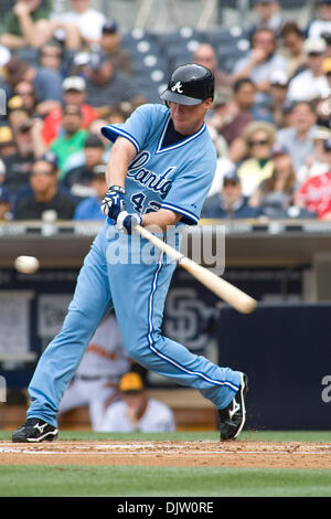 Atlanta Braves Chipper Jones se connecte au pas et les mouches au champ gauche lors de la victoire de 6-2 des Braves les San Diego Padres jeu 3 au Petco Park de San Diego, CA. (Crédit Image : © Nick Morris/ZUMApress.com) Southcreek/mondial Banque D'Images