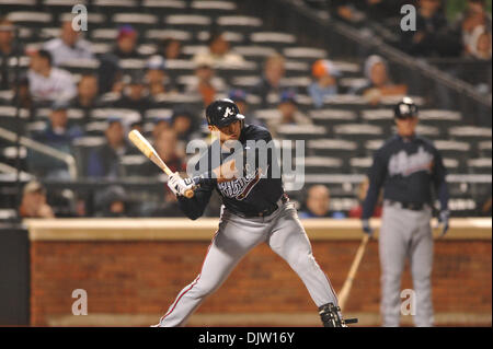 20 avril 2010 : Saison 2001 Le deuxième but Martin Prado (14) les chauves-souris au cours de l'action entre la MLB Braves et mets au Citi Field à Flushing, New York . Les mets ont remporté 1-0 en 5 manches après la pluie a forcé la fin de la partie. (Crédit Image : © Vous Schneekloth/global/ZUMApress.com) Southcreek Banque D'Images