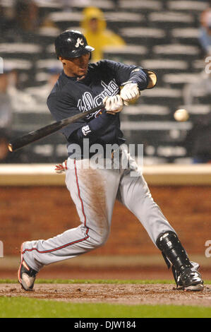 20 avril 2010 : Saison 2001 l'arrêt-court Yunel Escobar (19) les chauves-souris au cours de l'action entre la MLB Braves et mets au Citi Field à Flushing, New York . Les mets ont remporté 1-0 en 5 manches après la pluie a forcé la fin de la partie. (Crédit Image : © Vous Schneekloth/global/ZUMApress.com) Southcreek Banque D'Images