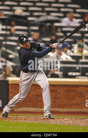 20 avril 2010 : le lanceur partant des Atlanta Braves Tommy Hanson (48) les chauves-souris au cours de l'action entre la MLB Braves et mets au Citi Field à Flushing, New York . Les mets ont remporté 1-0 en 5 manches après la pluie a forcé la fin de la partie. (Crédit Image : © Vous Schneekloth/global/ZUMApress.com) Southcreek Banque D'Images