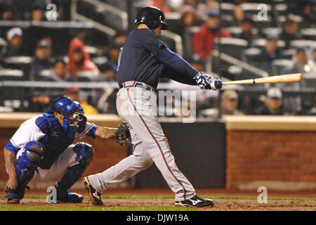 20 avril 2010 : Saison 2001 de troisième but Chipper Jones (10) les chauves-souris au cours de l'action entre la MLB Braves et mets au Citi Field à Flushing, New York . Les mets ont remporté 1-0 en 5 manches après la pluie a forcé la fin de la partie. (Crédit Image : © Vous Schneekloth/global/ZUMApress.com) Southcreek Banque D'Images