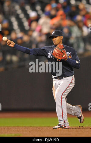 20 avril 2010 : Saison 2001 l'arrêt-court Yunel Escobar (19) lance à la première au cours de l'action entre la MLB Braves et mets au Citi Field à Flushing, New York . Les mets ont remporté 1-0 en 5 manches après la pluie a forcé la fin de la partie. (Crédit Image : © Vous Schneekloth/global/ZUMApress.com) Southcreek Banque D'Images