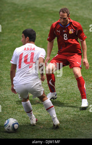 Le milieu de terrain de la République tchèque Jan Polak (8) défend la Turquie terrain Arda Turan (14) pendant la seconde moitié d'action soccer amical international dans le camp de la Turquie 2-1 victoire sur la République tchèque au Red Bull Arena, Harrison, New Jersey. (Crédit Image : © Vous Schneekloth/global/ZUMApress.com) Southcreek Banque D'Images