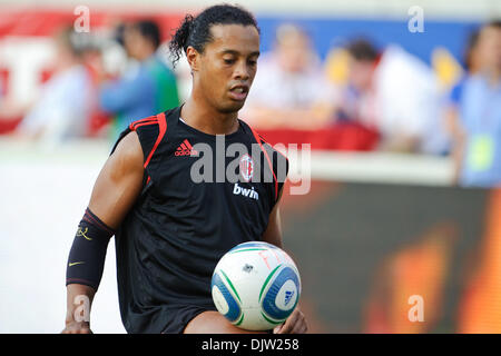 30 mai2010 : le milieu de terrain du Milan AC Ronaldinho (80) se réchauffe avant le match amical entre l'incendie de Chicago et de l'AC Milan au Toyota Park de Bridgeview, Illinois. L'AC Milan a battu l'incendie 1-0. (Crédit Image : © John Rowland/ZUMApress.com) Southcreek/mondial Banque D'Images