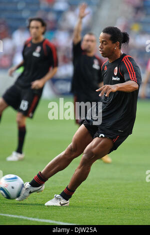 30 mai2010 : le milieu de terrain du Milan AC Ronaldinho (80) se réchauffe avant le match amical entre l'incendie de Chicago et de l'AC Milan au Toyota Park de Bridgeview, Illinois. L'AC Milan a battu l'incendie 1-0. (Crédit Image : © John Rowland/ZUMApress.com) Southcreek/mondial Banque D'Images