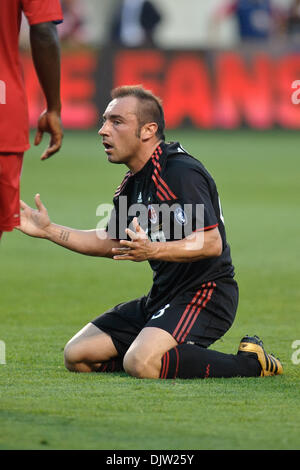 30 mai2010 : le milieu de terrain du Milan AC Christian Brocci (88) plaide pour l'arbitre pour une faute pendant le match amical entre l'incendie de Chicago et de l'AC Milan au Toyota Park de Bridgeview, Illinois. L'AC Milan a battu l'incendie 1-0. (Crédit Image : © John Rowland/ZUMApress.com) Southcreek/mondial Banque D'Images