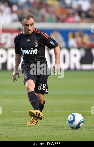 30 mai2010 : le milieu de terrain du Milan AC Christian Brocci (88) passe à un coéquipier pendant le match amical entre l'incendie de Chicago et de l'AC Milan au Toyota Park de Bridgeview, Illinois. L'AC Milan a battu l'incendie 1-0. (Crédit Image : © John Rowland/ZUMApress.com) Southcreek/mondial Banque D'Images