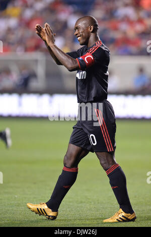 30 mai2010 : le milieu de terrain du Milan AC Clarence Seedorf (10) applaudit les fans pendant le match amical entre l'incendie de Chicago et de l'AC Milan au Toyota Park de Bridgeview, Illinois. L'AC Milan a battu l'incendie 1-0. (Crédit Image : © John Rowland/ZUMApress.com) Southcreek/mondial Banque D'Images