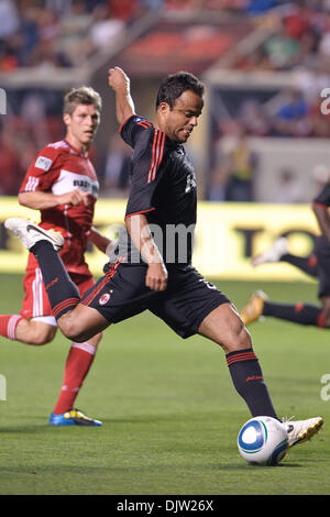 30 mai2010 : AC Milan Le milieu de terrain Mancini (30) tire au but pendant le match amical entre l'incendie de Chicago et de l'AC Milan au Toyota Park de Bridgeview, Illinois. L'AC Milan a battu l'incendie 1-0. (Crédit Image : © John Rowland/ZUMApress.com) Southcreek/mondial Banque D'Images