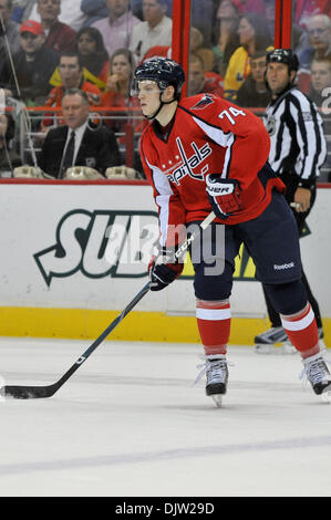 Washington D.C. Verizon Center. .Les Capitals de Washington le défenseur John Carlson (74), action de jeu de la LNH, le Lightning de Tampa Bay à Washington, Caps menant 3-2 lors de la deuxième période. (Crédit Image : © Roland Pintilie/global/ZUMApress.com) Southcreek Banque D'Images