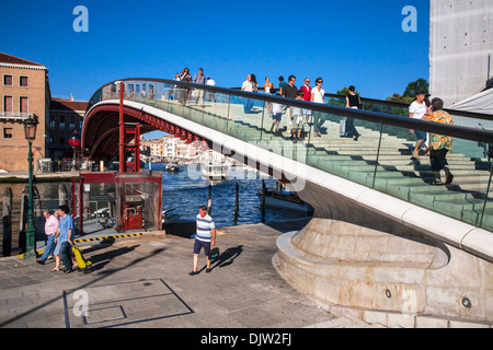 Le Pont de la Constitution (Ponte di Calatrava) nouveau pont sur le Grand Canal, Venise, Italie Banque D'Images