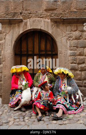 Les femmes quechua en vêtements traditionnels à Calle Loreto, Cuzco, Pérou. Banque D'Images