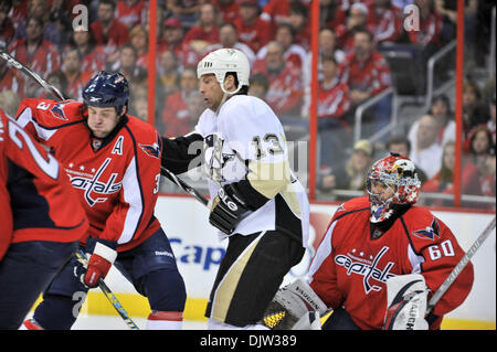 Washington D.C. Verizon Center. .Les Capitals de Washington le défenseur Tom Poti (3), à la défense dans la deuxième période contre les Penguins de Pittsburgh Bill Guerin (13), action de jeu de la LNH, les Penguins de Pittsburgh à Washington qui prennent la victoire en prolongation 4-3 en fusillade. (Crédit Image : © Roland Pintilie/global/ZUMApress.com) Southcreek Banque D'Images