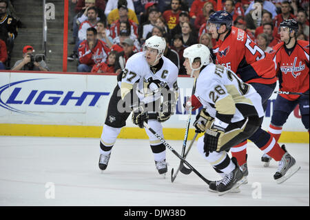Washington D.C. Verizon Center. .Centre des Penguins de Pittsburgh Sidney Crosby (87) et son coéquipier .Ruslan Fedotenko (26), action de jeu de la LNH, les Penguins de Pittsburgh à Washington qui prennent la victoire en prolongation 4-3 en fusillade. (Crédit Image : © Roland Pintilie/global/ZUMApress.com) Southcreek Banque D'Images