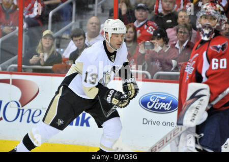 Washington D.C. Verizon Center. .Les Penguins de Pittsburgh droite Bill Guerin (13), action de jeu de la LNH, les Penguins de Pittsburgh à Washington qui prennent la victoire en prolongation 4-3 en fusillade. (Crédit Image : © Roland Pintilie/global/ZUMApress.com) Southcreek Banque D'Images