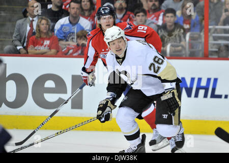 Washington D.C. Verizon Center. .Pittsburgh Penguins Ruslan Fedotenko aile gauche (26) et les Capitals de Washington center Nicklas Backstrom (19), action de jeu de la LNH, les Penguins de Pittsburgh à Washington qui prennent la victoire en prolongation 4-3 en fusillade. (Crédit Image : © Roland Pintilie/global/ZUMApress.com) Southcreek Banque D'Images