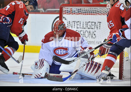 Washington DC, le Verizon Center.gardien Canadien de Montréal Jaroslav Halak # 41 arrête 35 de 36 tirs au but, bloquant les Capitals de Washington center Boyd Gordon # 15 séries éliminatoires de la LNH, le jeu 5, jeu d'action entre les Canadiens de Montréal à Washington qui mènent la série 3-1 et perdent à la maison 2-1. (Crédit Image : © Roland Pintilie/global/ZUMApress.com) Southcreek Banque D'Images