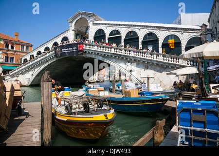 Le Pont du Rialto (Ponte di Rialto) avec bateaux cargo, Grand Canal, Venice, Veneto, Italie. Banque D'Images