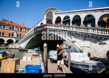 Le Pont du Rialto (Ponte di Rialto) avec bateaux cargo, Grand Canal, Venice, Veneto, Italie. Banque D'Images