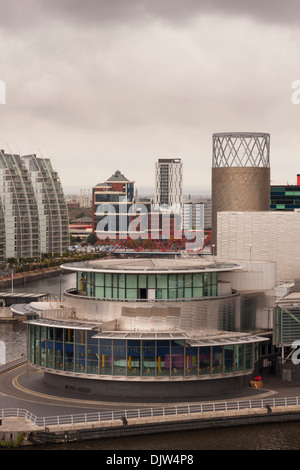 Le théâtre Lowry et de Salford Quays, vu de l'War Museum North Banque D'Images