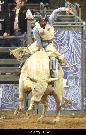 2 mars 2010 : Clayton Williams de Carthage, TX est n'a pas à la monte de taureau - Super Series I - Go Round 1au Houston Livestock Show and Rodeo en reliant Arena à Houston, TX. (Crédit Image : © Anthony Vasser/ZUMApress.com) Southcreek/mondial Banque D'Images