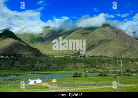 Vue du paysage depuis la gare de chemin de fer Trans-Tibetan, Tibet, Chine Banque D'Images